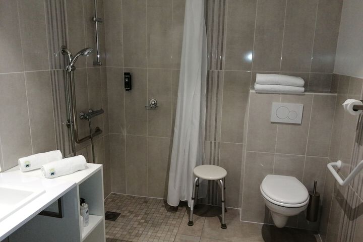 Room 27 of 33