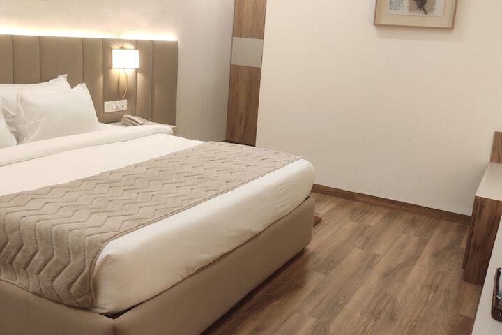 Room 4 of 16