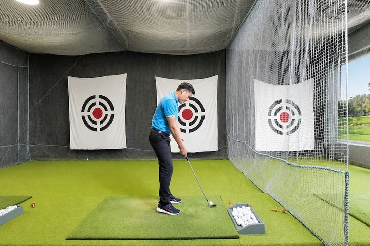 Indoor golf driving range