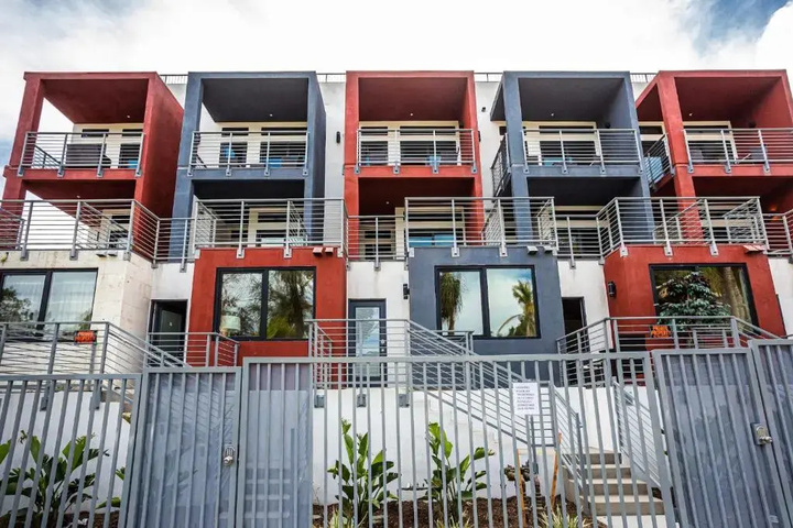 Image of 3 Floor TownHouse Next to Downtown Max 12 sleepers