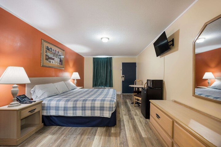 1 King Bed (9 of 11)