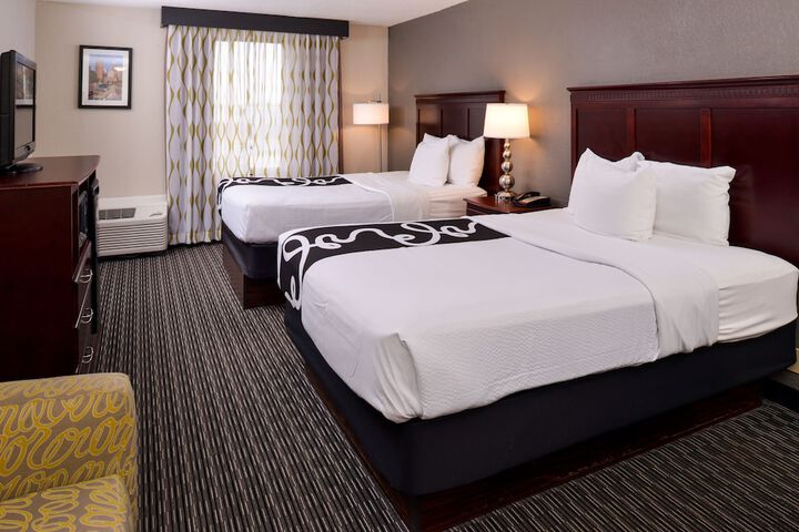 2 Queen Beds Mobility Accessible (16 of 16)