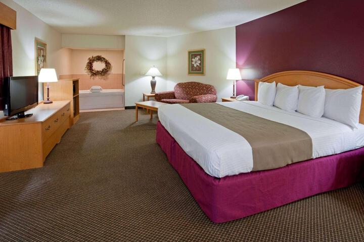 1 King Bed Deluxe Room (7 of 17)