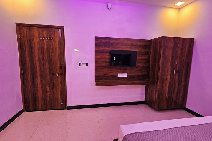 Room 3 of 27