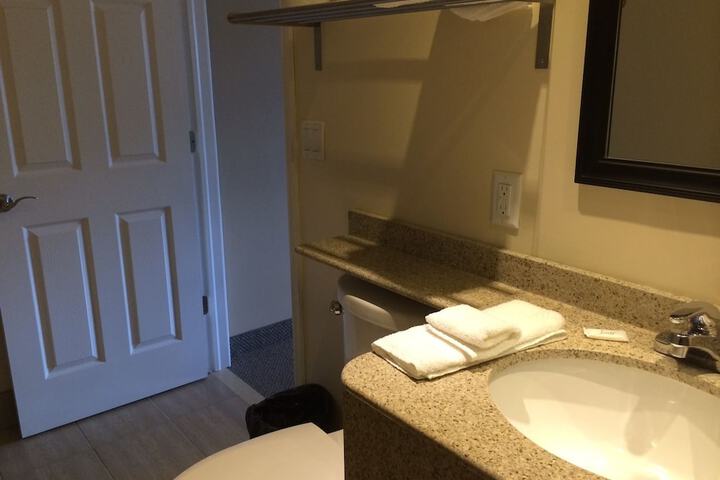 Room 6 of 10
