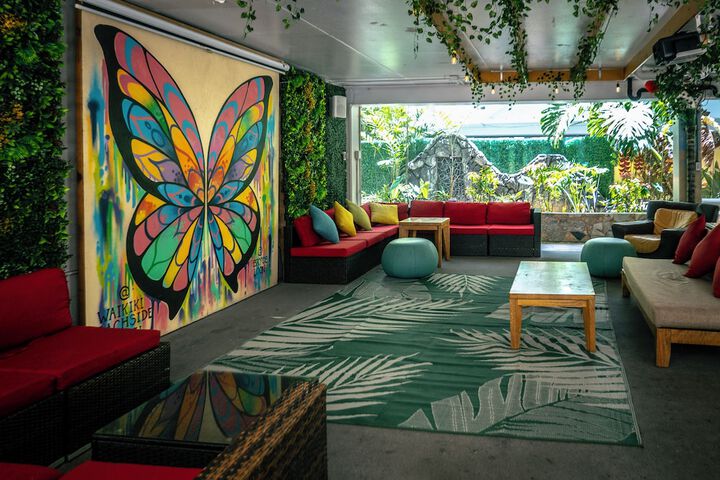 Lounge 76 of 89