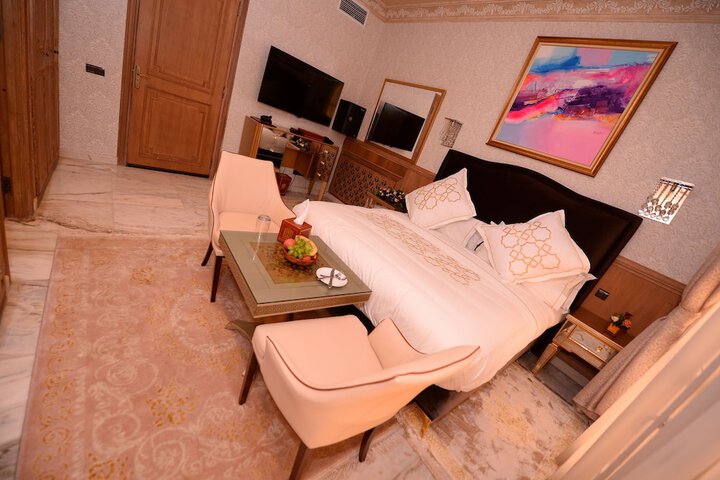 Room 17 of 77