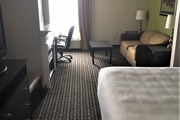 1 King Bed (4 of 19)