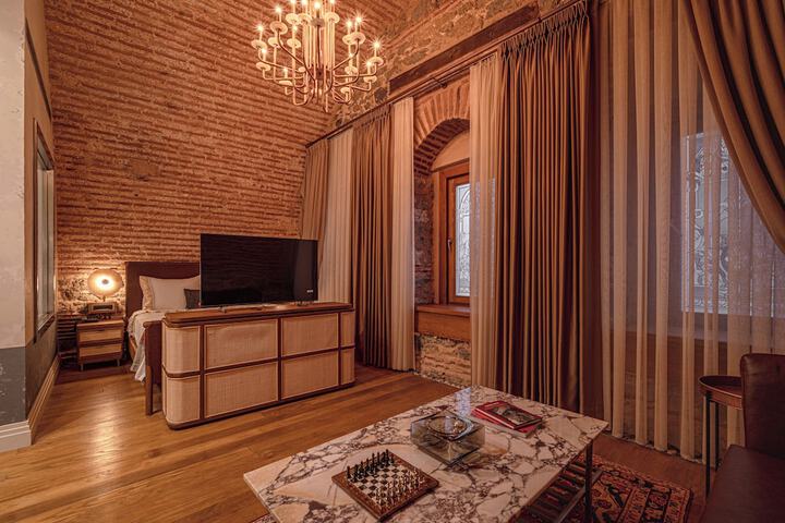 Room 65 of 136