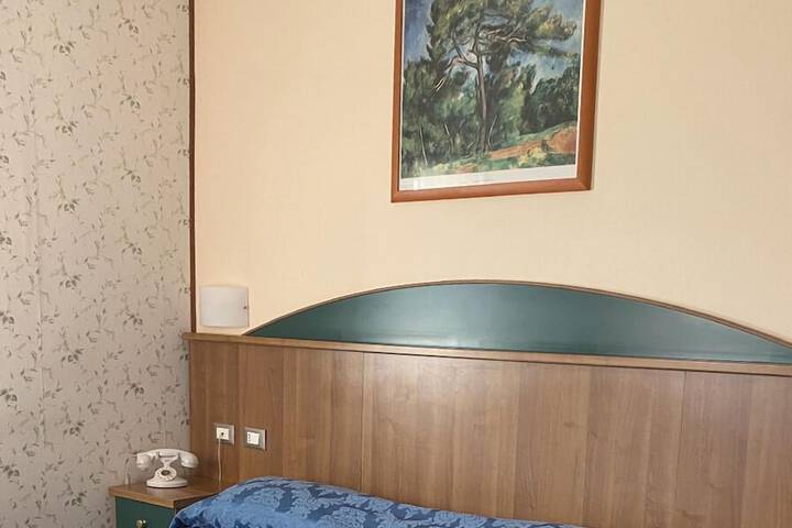Room 11 of 32