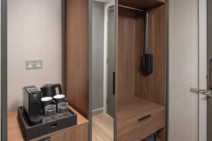 Room 5 of 126