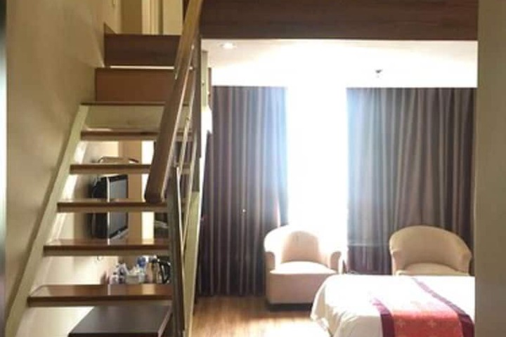 Room 7 of 12