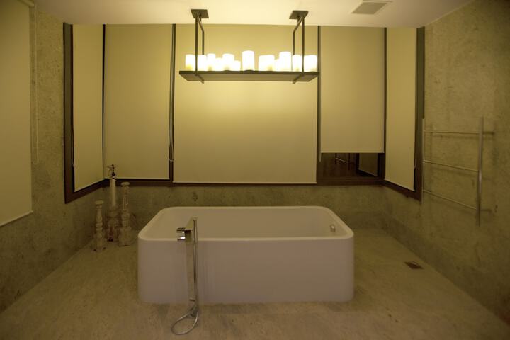 Room 12 of 28