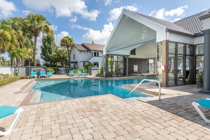 Indoor/outdoor pool