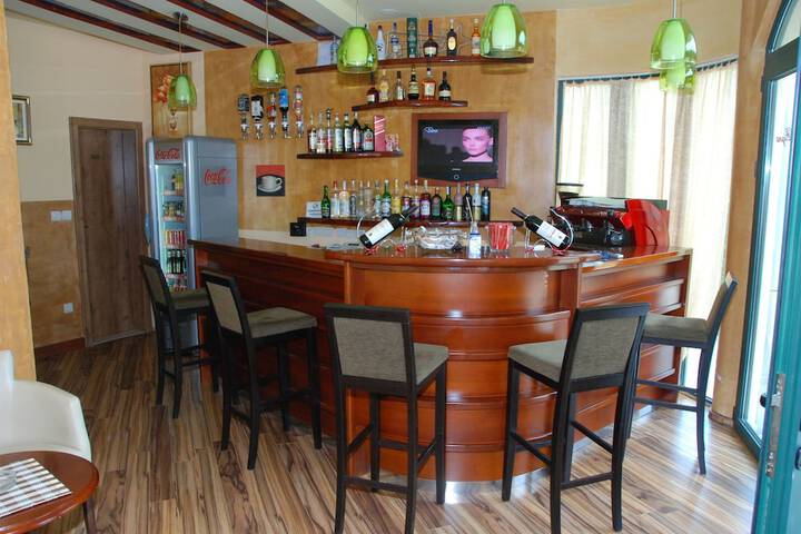 Lounge 22 of 28