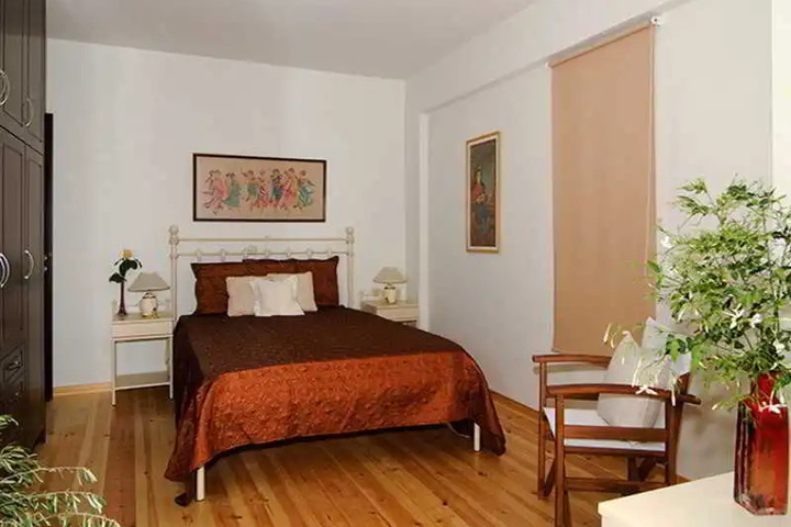 Room 5 of 9