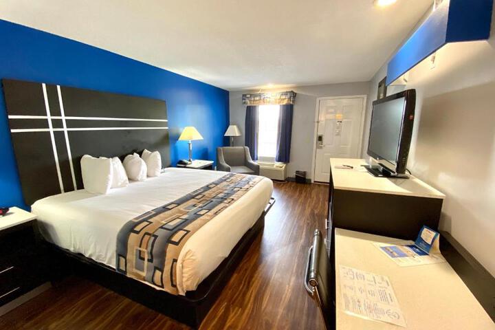 1 King Bed (3 of 11)