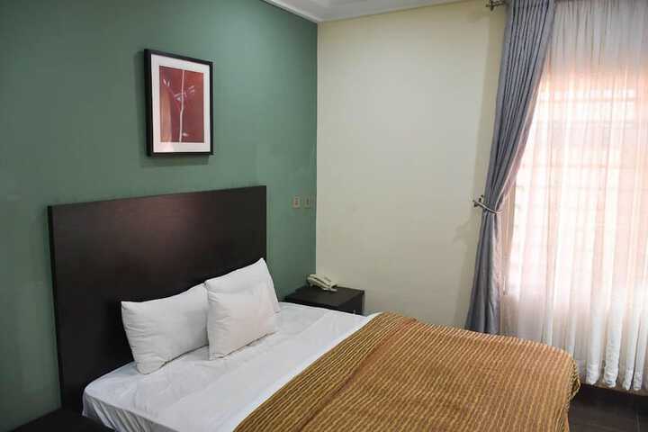 Room 14 of 32