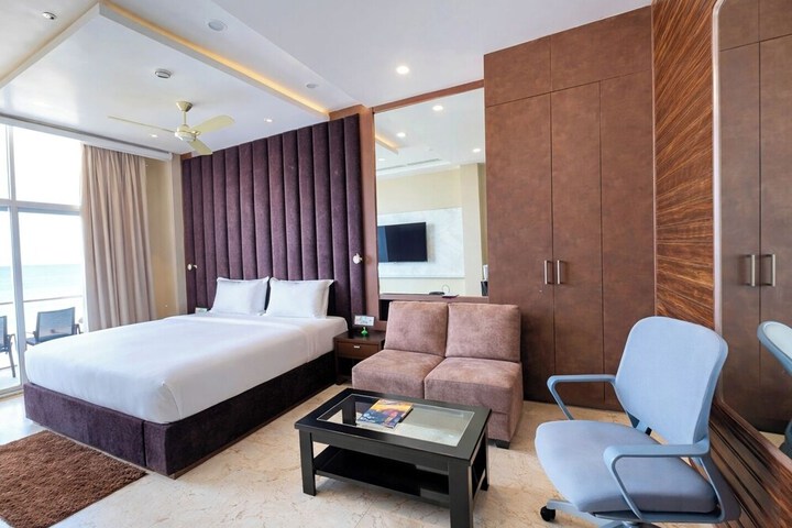 Room 6 of 10
