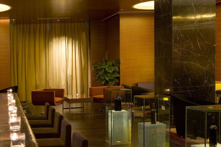 Lounge 20 of 22