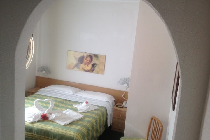 Room 4 of 34