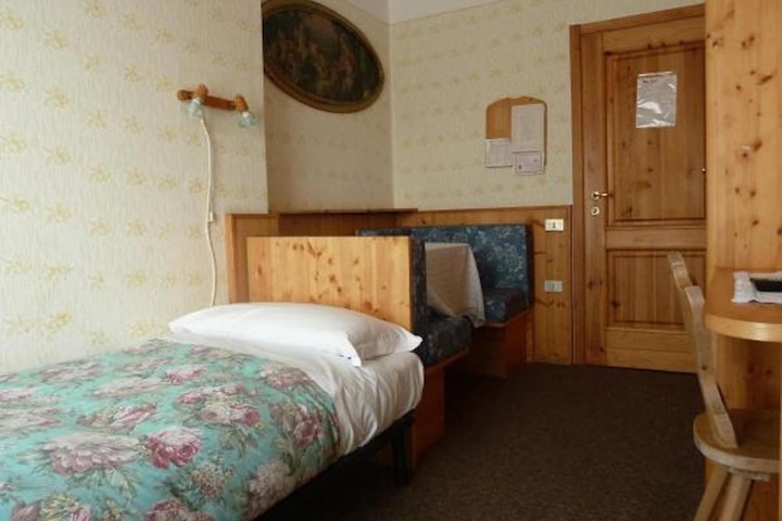 Room 9 of 29