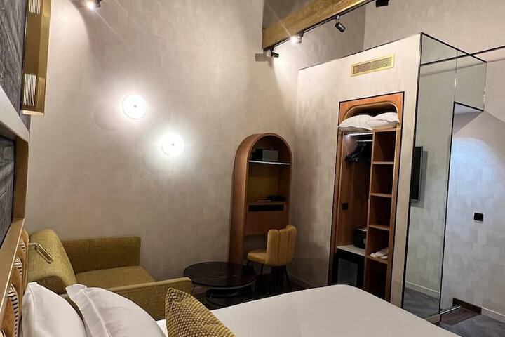 Room 33 of 70