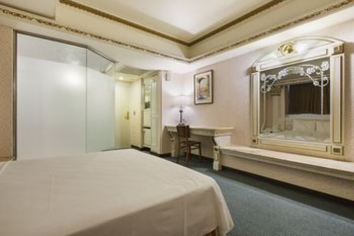 Room 9 of 19