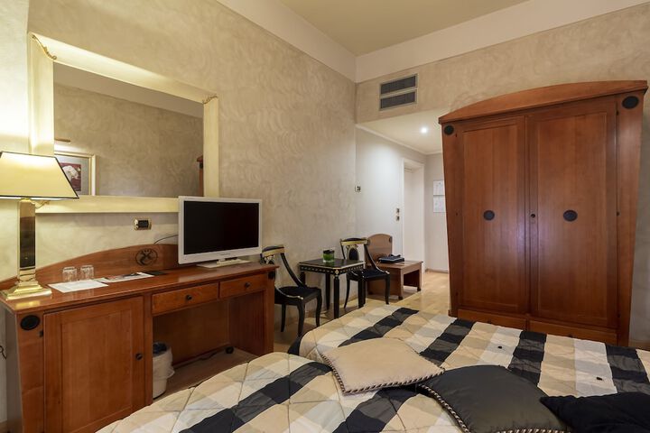 Room 53 of 208
