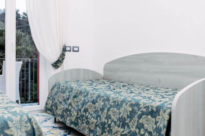 Room 12 of 87