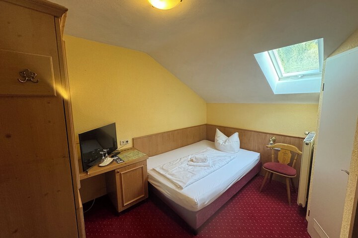Room 16 of 37