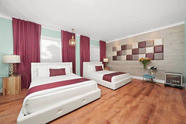 1 Queen Bed (3 of 8)