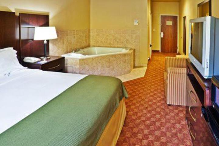 1 King Bed (1 of 10)