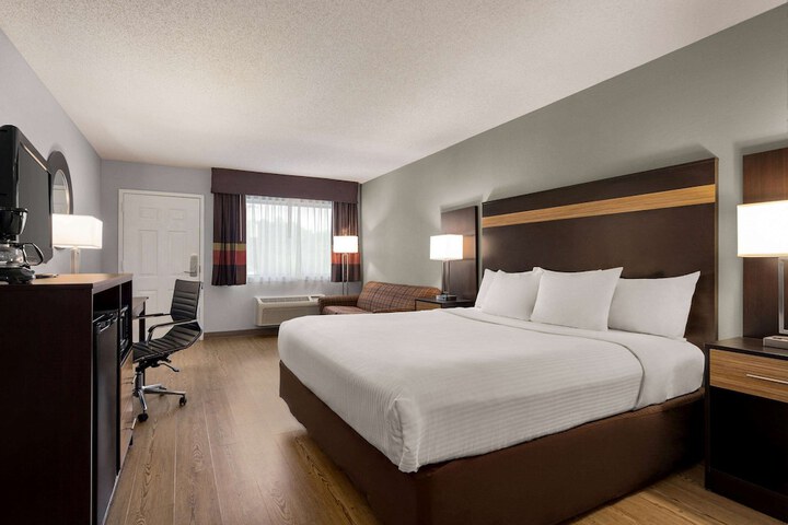 1 King Bed (3 of 15)