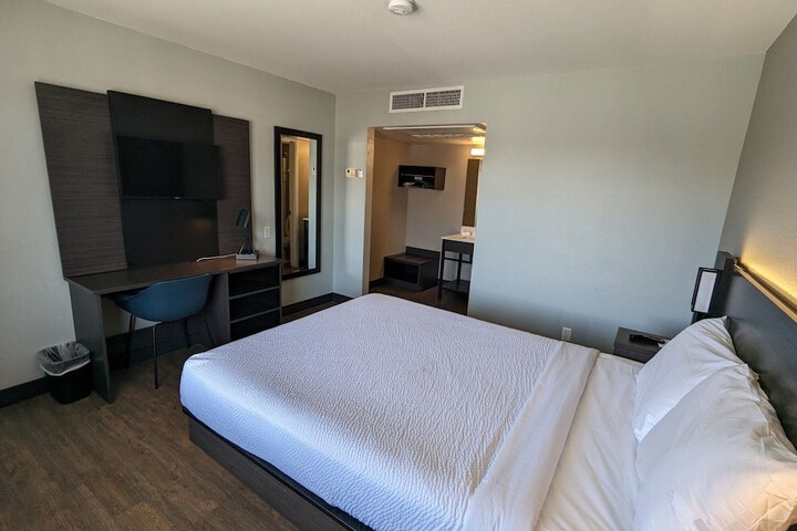 Room 30 of 99