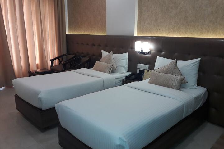 Room 5 of 12