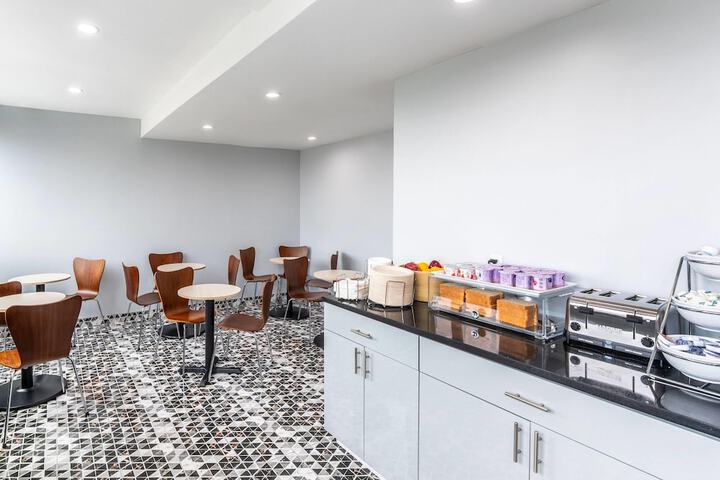 Breakfast/Coffee Service 28 of 39