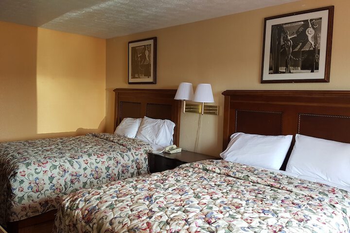 2 Queen Beds (5 of 9)