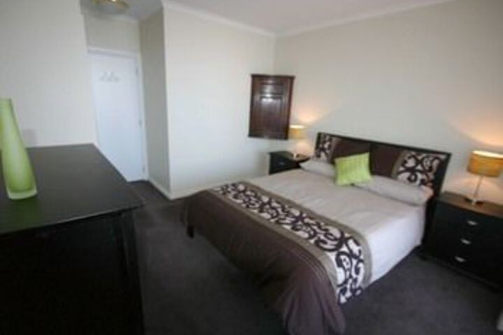Room 6 of 11