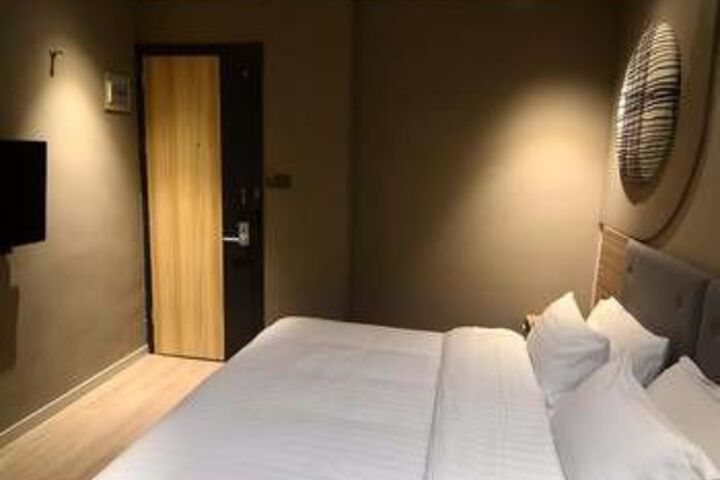 Room 11 of 14
