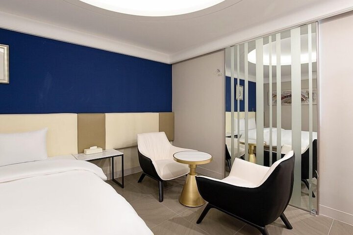 Room 7 of 90