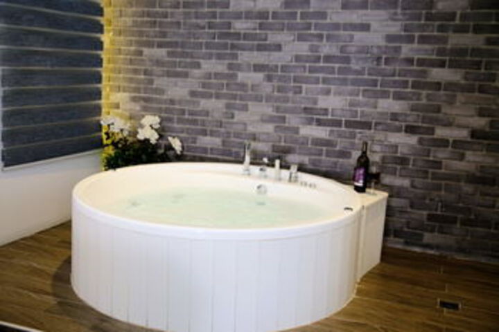 Hot Tub 34 of 46