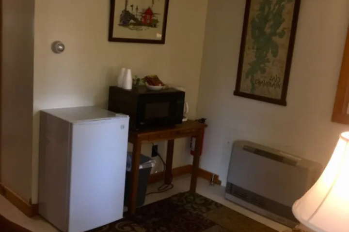 Room 4 of 18