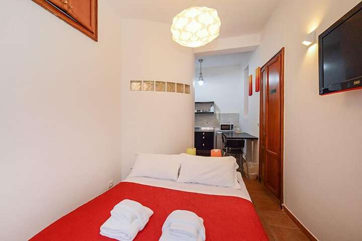 Room 5 of 18