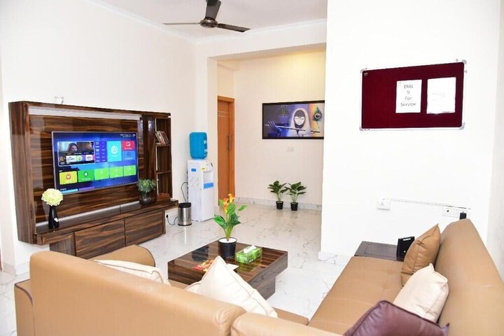 Room 9 of 11