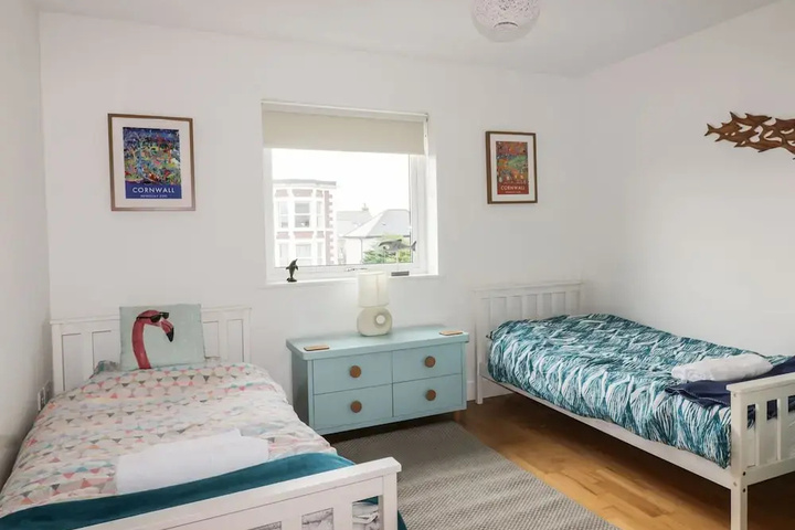 Room 6 of 16