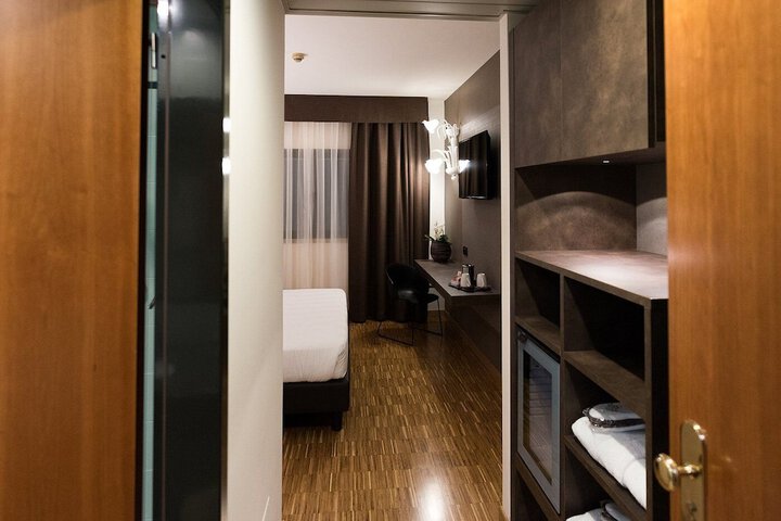Room 10 of 24
