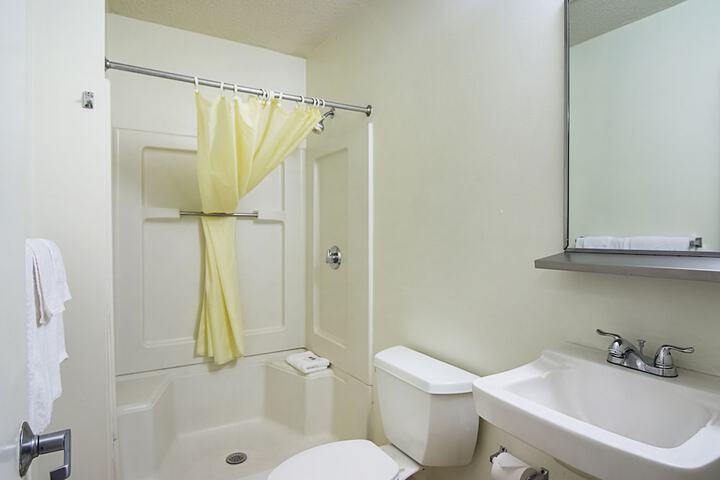 Deluxe Room 1 Queen Bed Kitchenette (7 of 10)