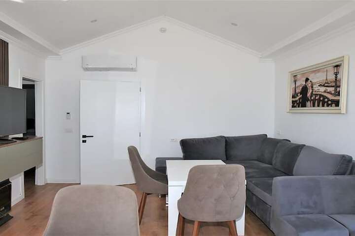 Room 12 of 37
