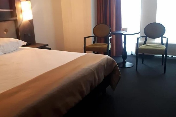 Room 8 of 28